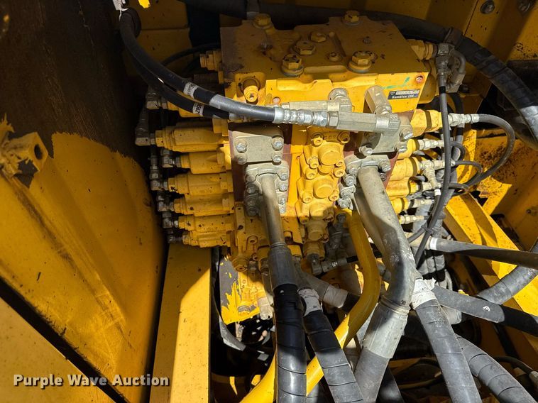 image for item DS3841 2012 Komatsu PC240LC-10 excavator