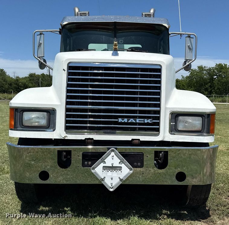 image for item DS3846 2013 Mack CHU613 fuel / lube truck