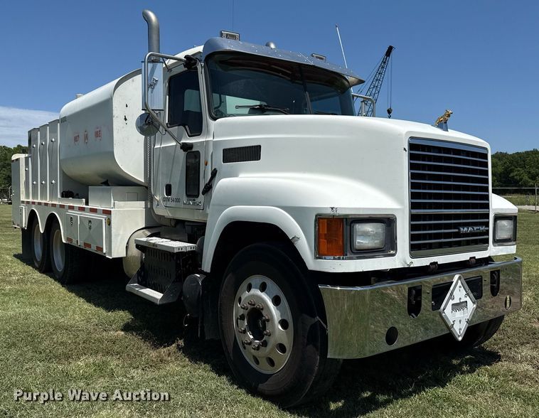 image for item DS3846 2013 Mack CHU613 fuel / lube truck