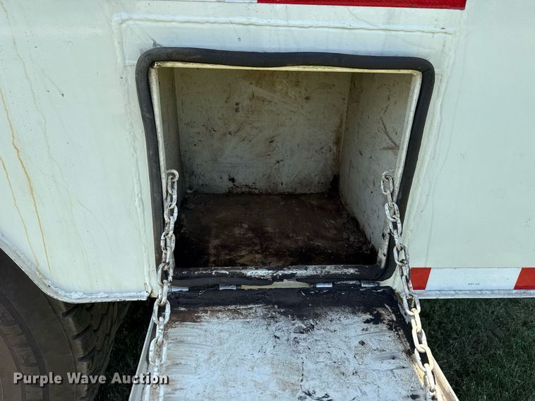 image for item DS3846 2013 Mack CHU613 fuel / lube truck