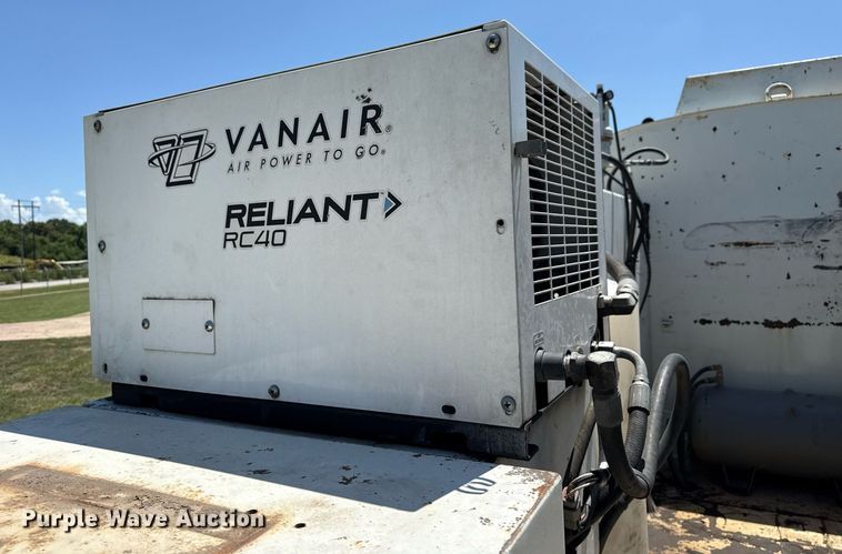 image for item DS3846 2013 Mack CHU613 fuel / lube truck