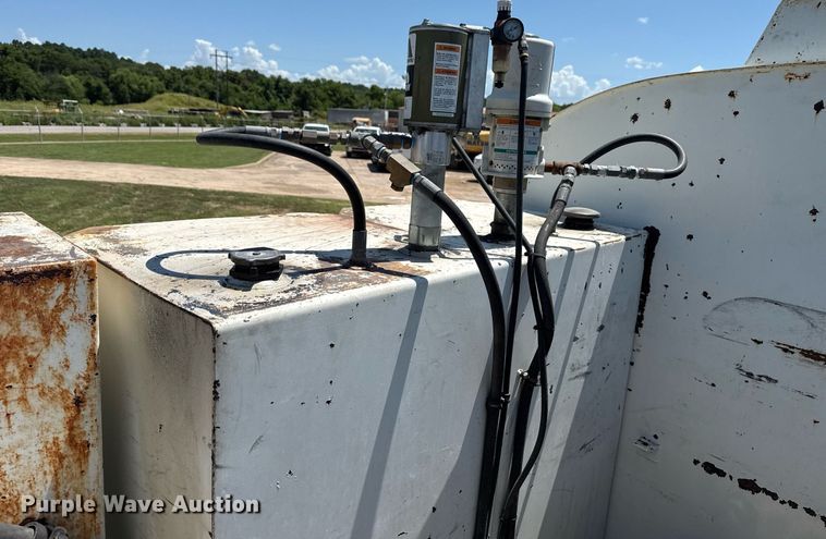 image for item DS3846 2013 Mack CHU613 fuel / lube truck