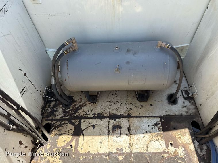 image for item DS3846 2013 Mack CHU613 fuel / lube truck