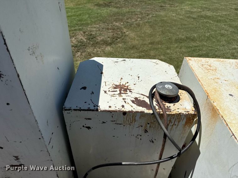 image for item DS3846 2013 Mack CHU613 fuel / lube truck