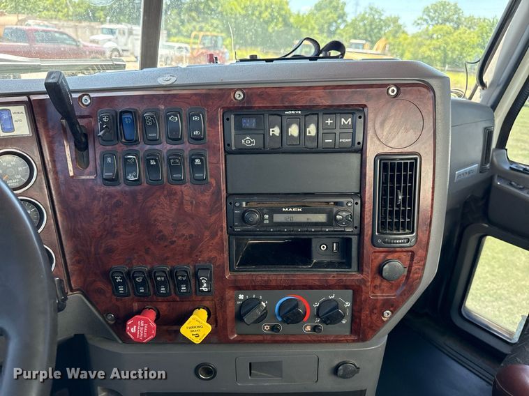 image for item DS3846 2013 Mack CHU613 fuel / lube truck