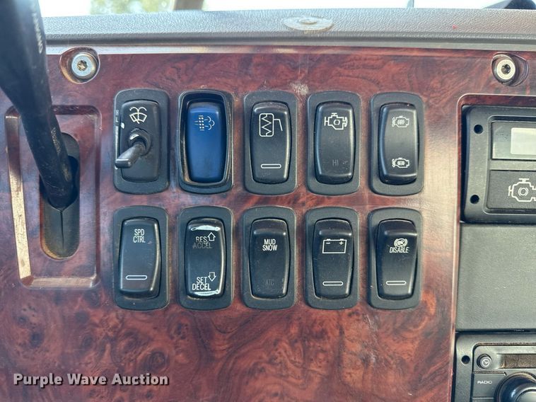 image for item DS3846 2013 Mack CHU613 fuel / lube truck