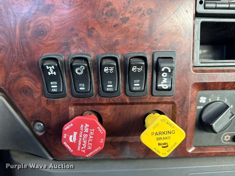 image for item DS3846 2013 Mack CHU613 fuel / lube truck