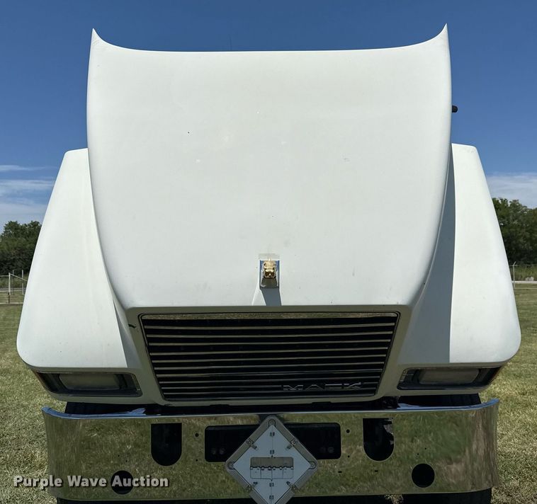 image for item DS3846 2013 Mack CHU613 fuel / lube truck