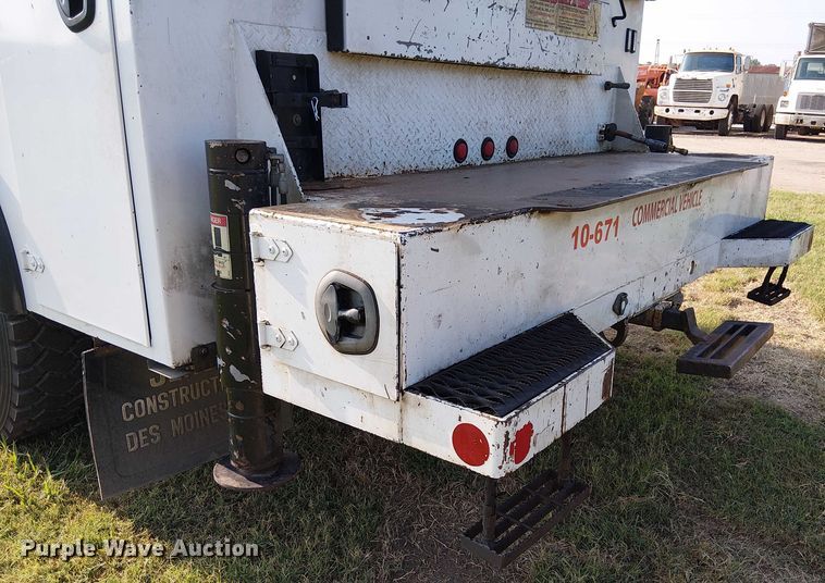 image for item DS3849 2006 Peterbilt 335 utility / service truck