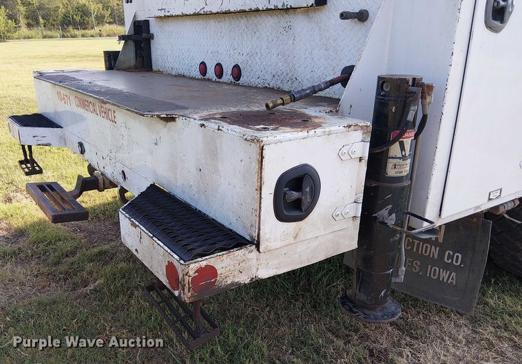 image for item DS3849 2006 Peterbilt 335 utility / service truck