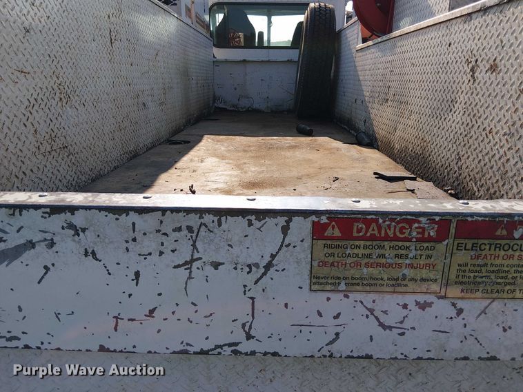 image for item DS3849 2006 Peterbilt 335 utility / service truck