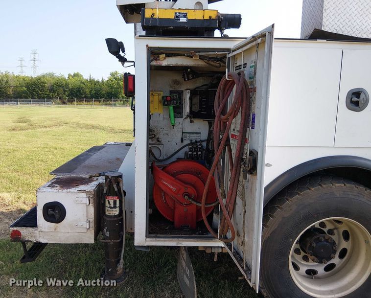 image for item DS3849 2006 Peterbilt 335 utility / service truck