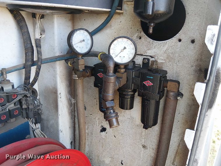 image for item DS3849 2006 Peterbilt 335 utility / service truck