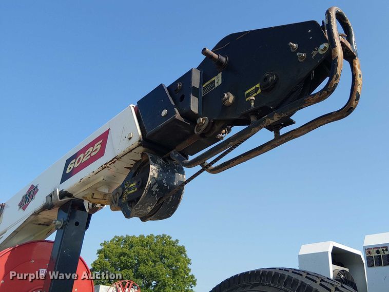 image for item DS3849 2006 Peterbilt 335 utility / service truck