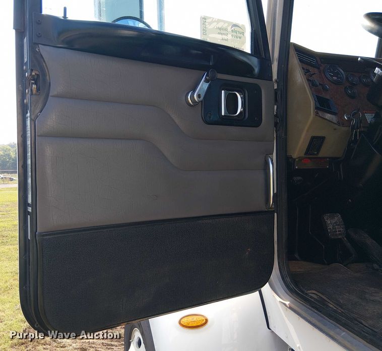 image for item DS3849 2006 Peterbilt 335 utility / service truck