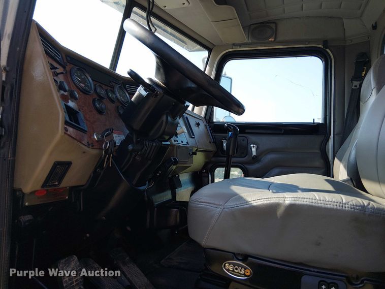 image for item DS3849 2006 Peterbilt 335 utility / service truck