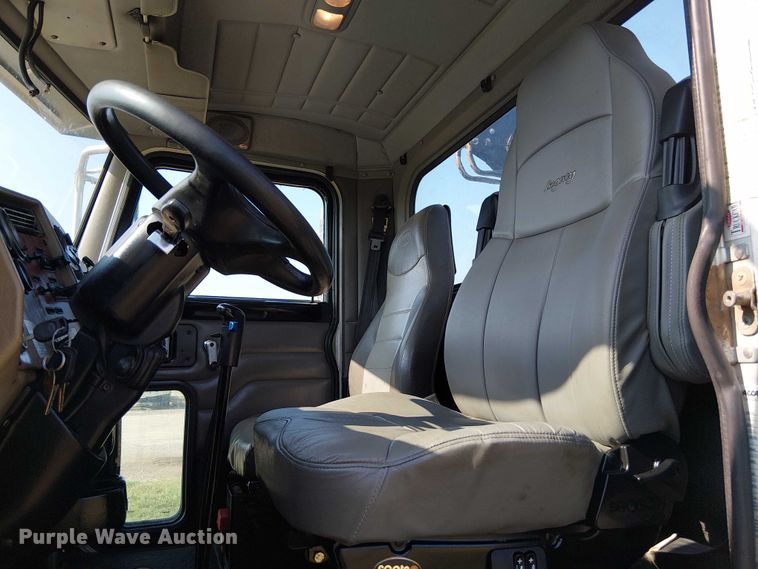 image for item DS3849 2006 Peterbilt 335 utility / service truck