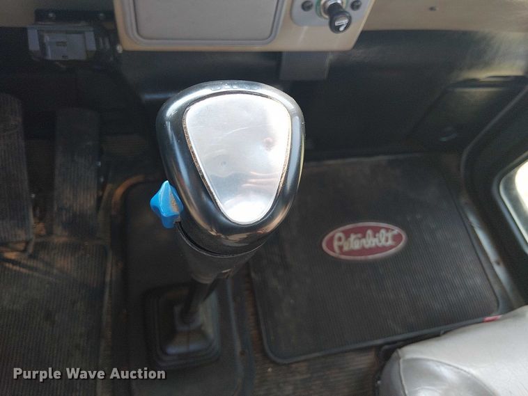 image for item DS3849 2006 Peterbilt 335 utility / service truck