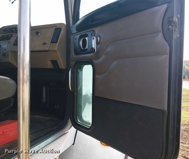 image for item DS3849 2006 Peterbilt 335 utility / service truck