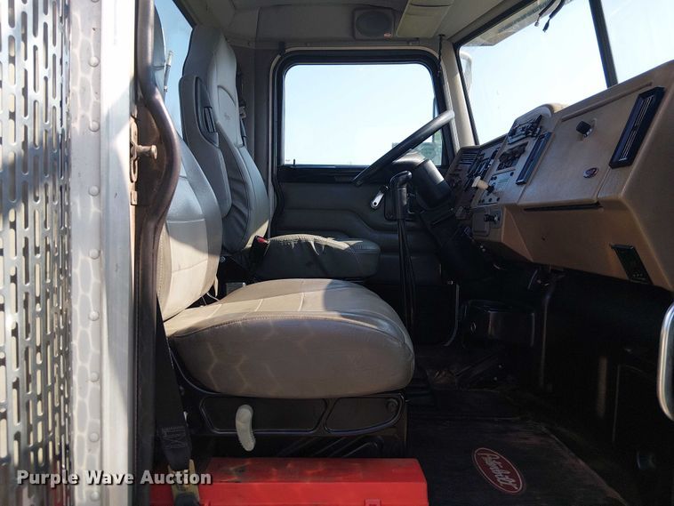 image for item DS3849 2006 Peterbilt 335 utility / service truck