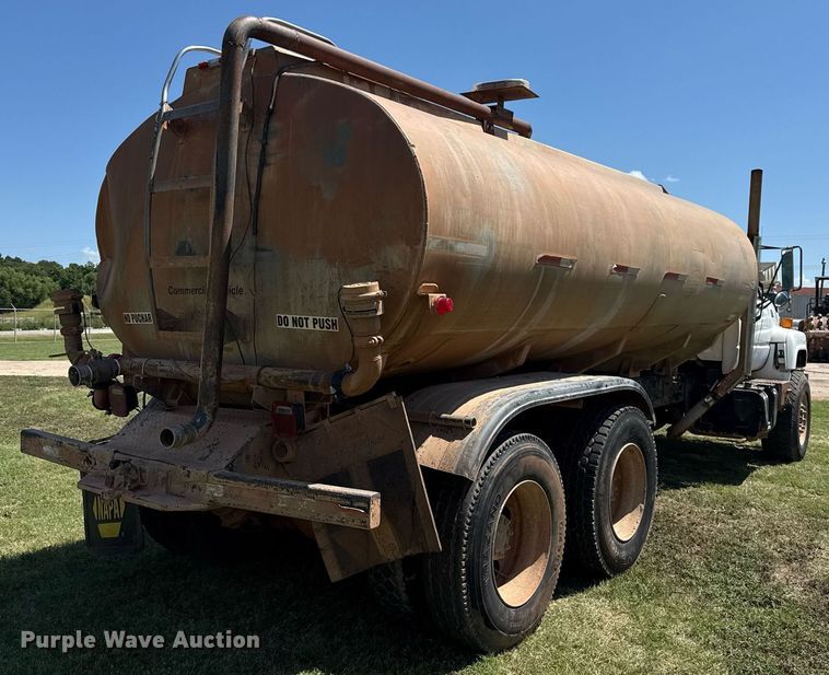 image for item DS3852 2000 GMC C7500 water truck