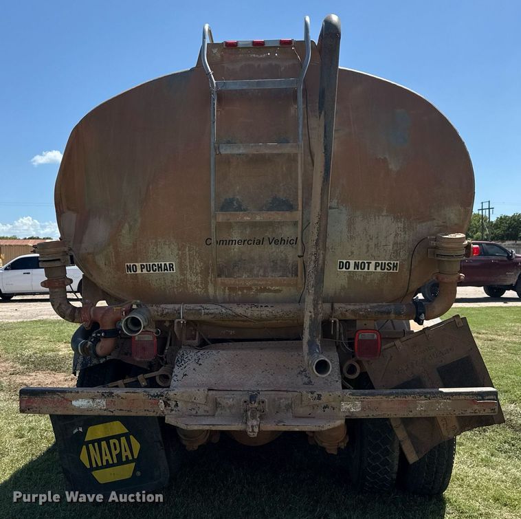 image for item DS3852 2000 GMC C7500 water truck