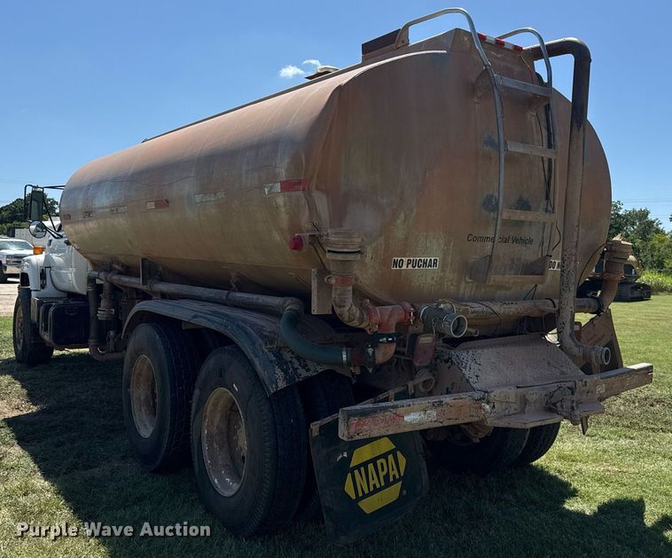 image for item DS3852 2000 GMC C7500 water truck
