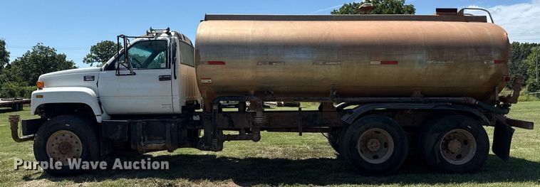 image for item DS3852 2000 GMC C7500 water truck