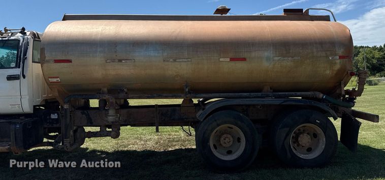 image for item DS3852 2000 GMC C7500 water truck