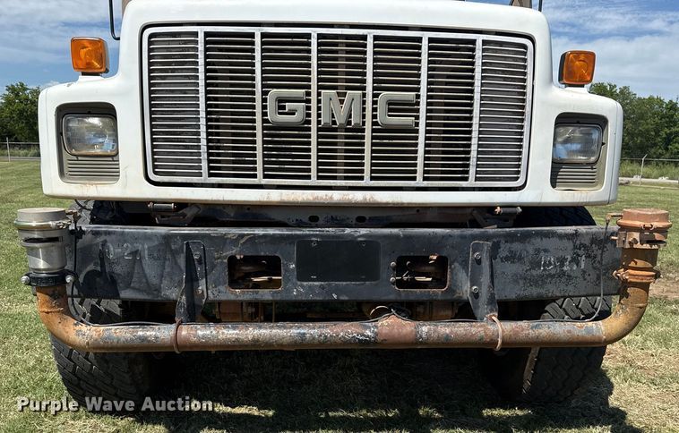 image for item DS3852 2000 GMC C7500 water truck