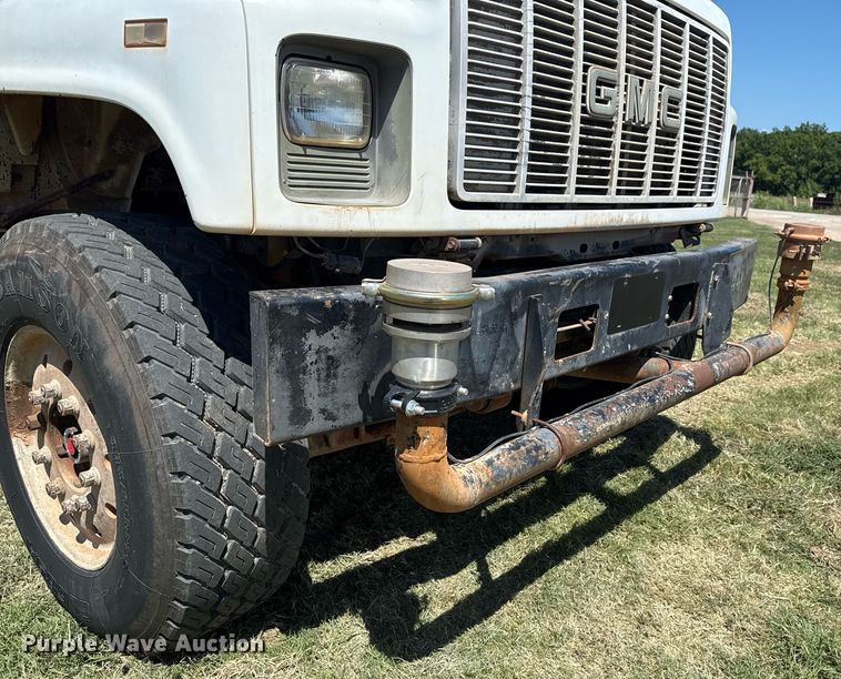 image for item DS3852 2000 GMC C7500 water truck