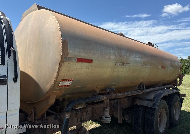 image for item DS3852 2000 GMC C7500 water truck