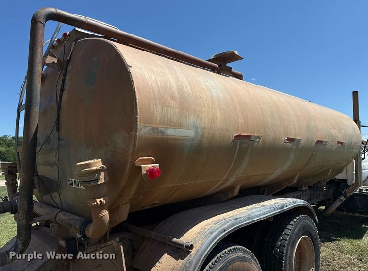 image for item DS3852 2000 GMC C7500 water truck