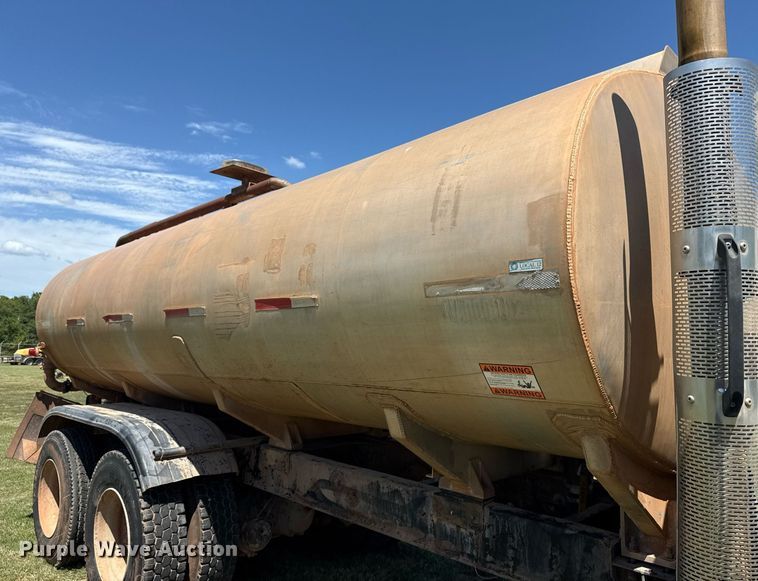 image for item DS3852 2000 GMC C7500 water truck