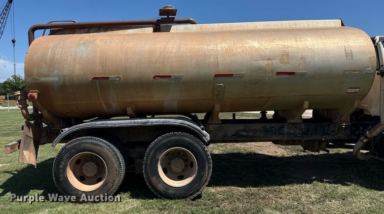 image for item DS3852 2000 GMC C7500 water truck