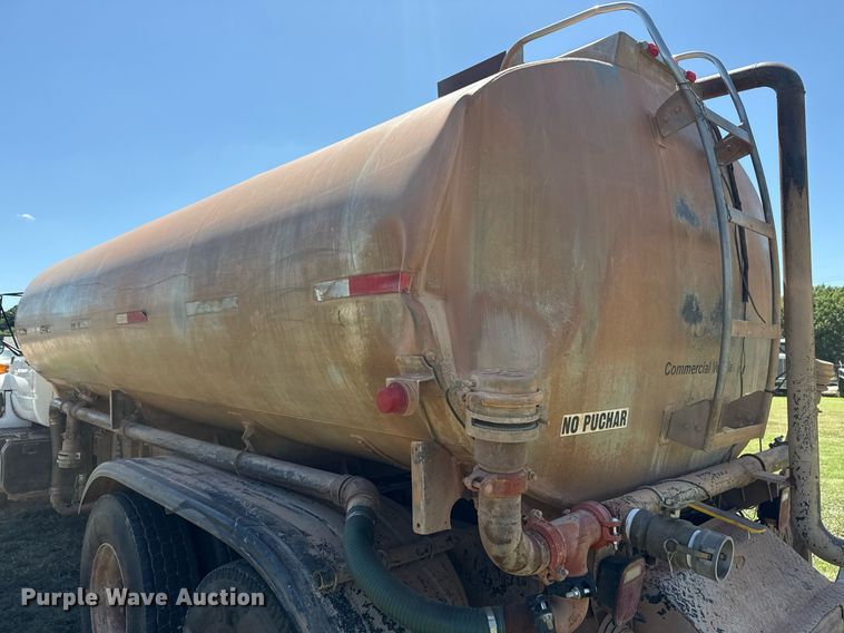 image for item DS3852 2000 GMC C7500 water truck