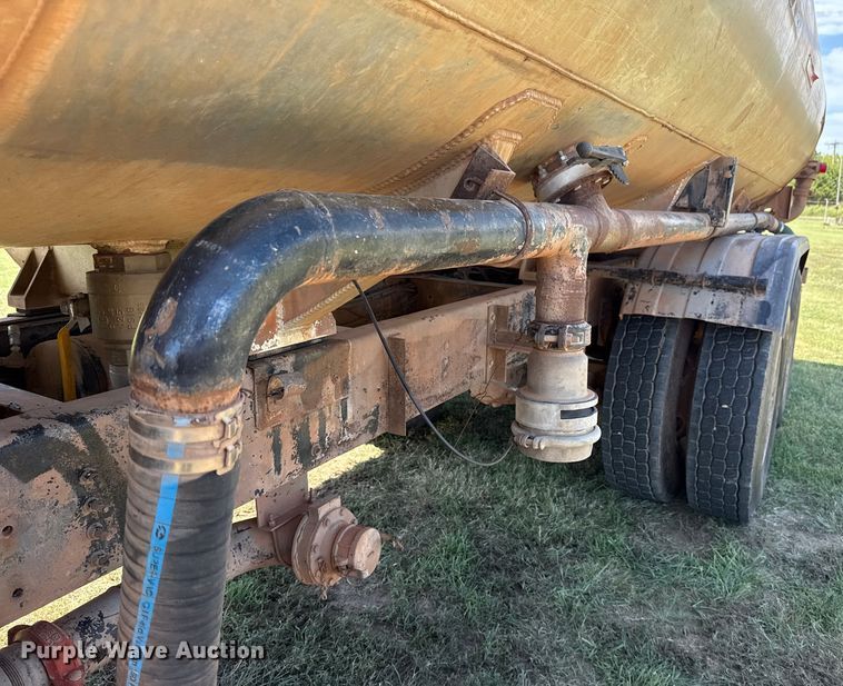 image for item DS3852 2000 GMC C7500 water truck