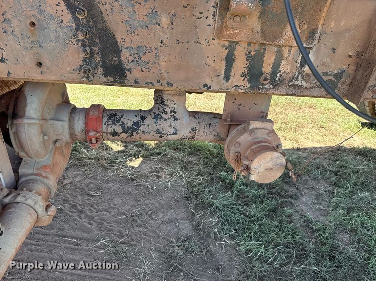 image for item DS3852 2000 GMC C7500 water truck