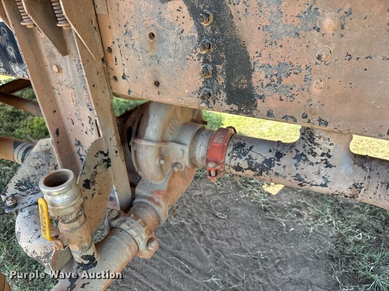 image for item DS3852 2000 GMC C7500 water truck