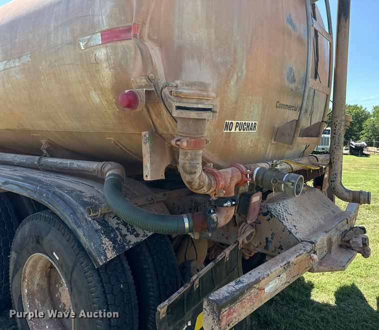 image for item DS3852 2000 GMC C7500 water truck