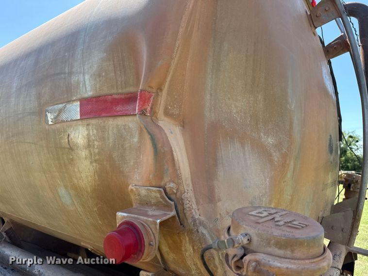 image for item DS3852 2000 GMC C7500 water truck