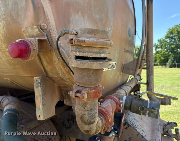 image for item DS3852 2000 GMC C7500 water truck