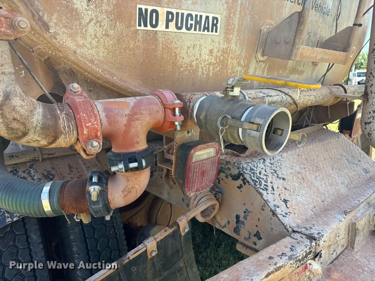 image for item DS3852 2000 GMC C7500 water truck