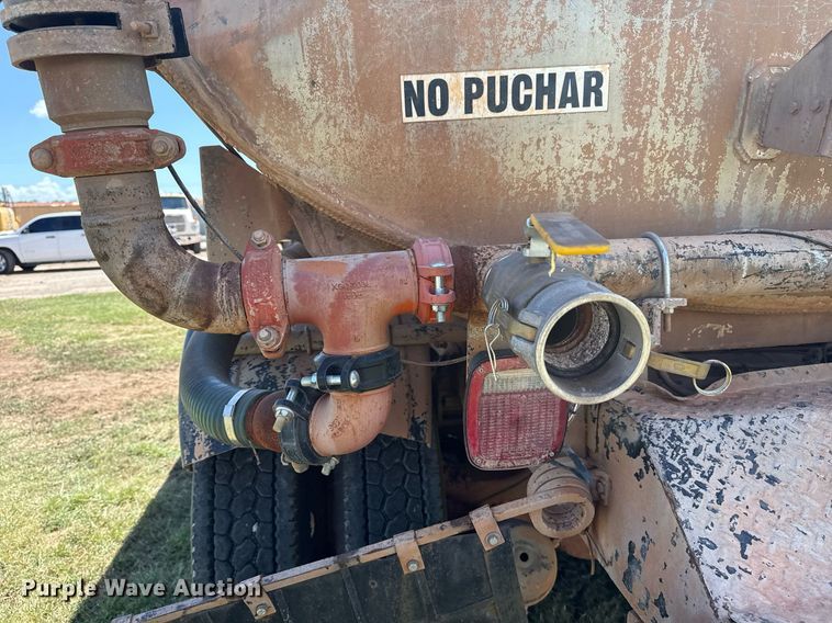 image for item DS3852 2000 GMC C7500 water truck