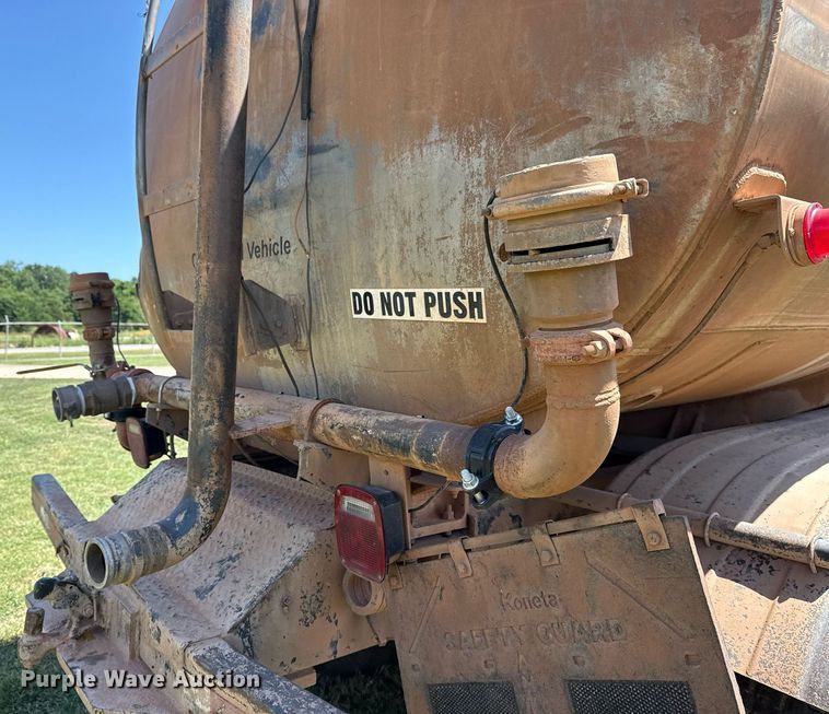 image for item DS3852 2000 GMC C7500 water truck