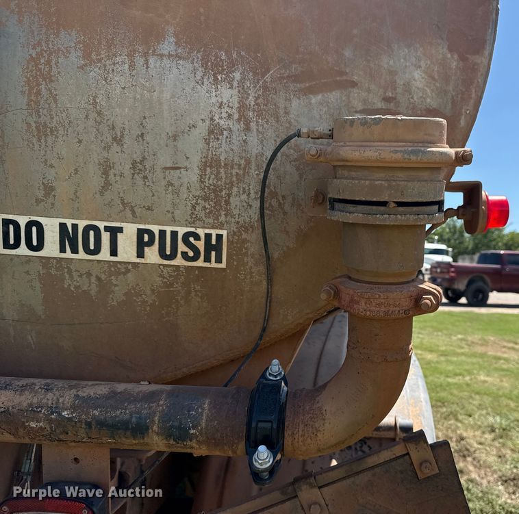 image for item DS3852 2000 GMC C7500 water truck