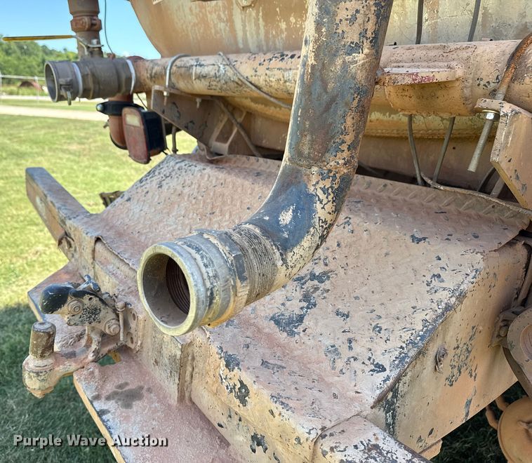 image for item DS3852 2000 GMC C7500 water truck