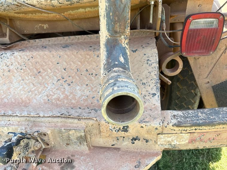 image for item DS3852 2000 GMC C7500 water truck