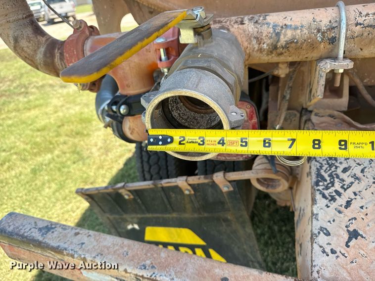 image for item DS3852 2000 GMC C7500 water truck