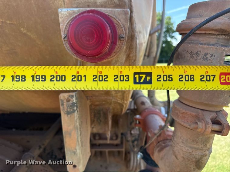 image for item DS3852 2000 GMC C7500 water truck